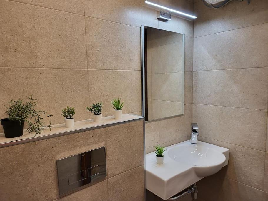 Stylish Apartment Near City Center Plovdiv Exterior foto